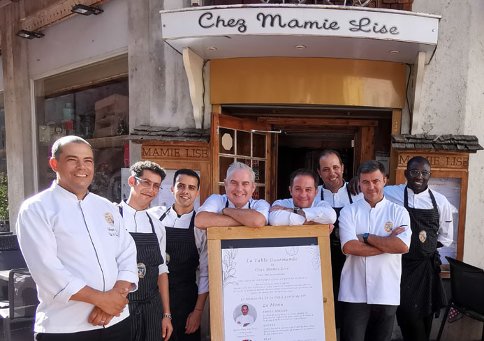 La brigade de Mamie Lise et le chef Sébastien Bontour - © Dominique Marché La brigade de Mamie Lise et le chef Sébastien Bontour - © Dominique Marché
