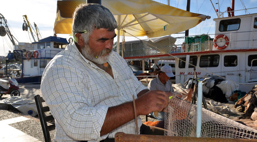 Pécheur sur le port d'Alaçati - © David Raynal