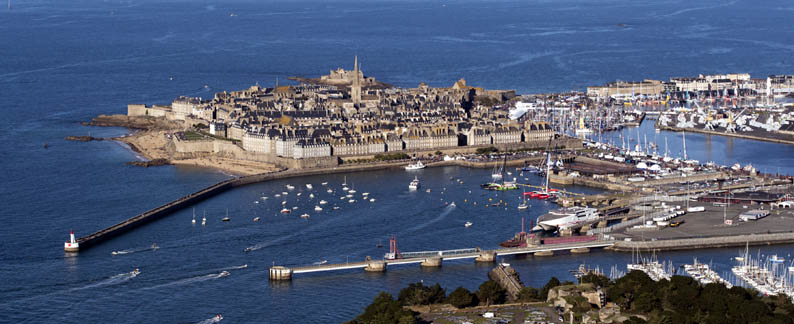 Les bateaux arrivent en parade devant le port de Saint Malo - © Alexis Courcoux