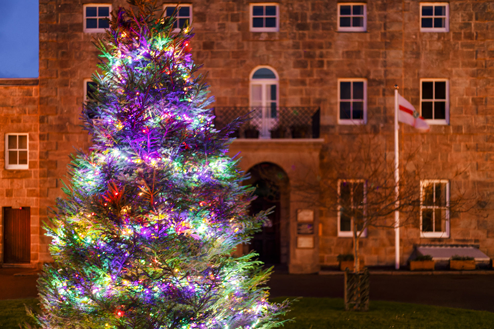 Samedi 3 décembre, le Père Noël et ses assistants ont rendez-vous de 11h à 15h au jardin victorien clos du parc Saumarez, pour un Noël victorien classique @ Visit Guernesey