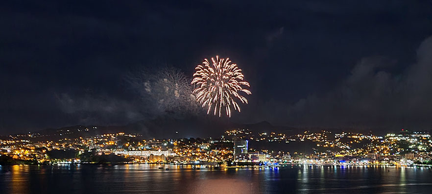 Le mastodonte des mers a eu droit à un baptême officiel à son arrivée en Martinique et à un feu d’artifice pour son départ le soir vers la Guadeloupe © David Raynal