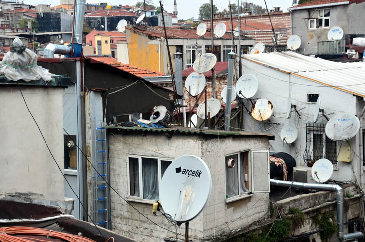 Au centre du grand bazar d’Istanbul, se trouve une vaste salle voûtée, le Bedesten, sorte de marché aux puces où s’entassent d’innombrables vieilleries © David Raynal Au centre du grand bazar d’Istanbul, se trouve une vaste salle voûtée, le Bedesten, sorte de marché aux puces où s’entassent d’innombrables vieilleries © David Raynal