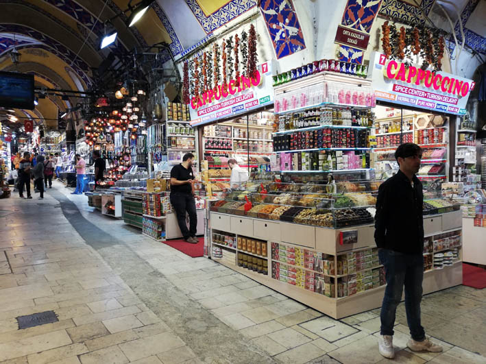 Au bazar, la spécialité, c’est le kilim qui se reconnait à ses motifs géométriques et à son tissage à plat au lieu d’être noué. © David Raynal Au bazar, la spécialité, c’est le kilim qui se reconnait à ses motifs géométriques et à son tissage à plat au lieu d’être noué. © David Raynal