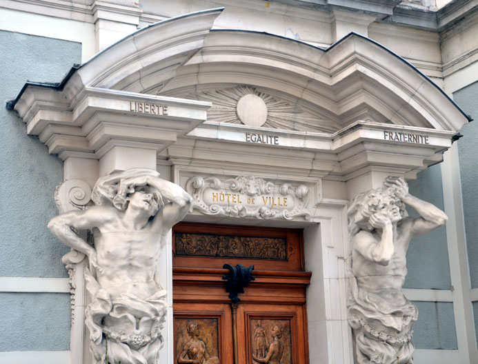 Porte d’entrée monumentale ornée d’un soleil, allusion au patronyme de la famille - © David Raynal