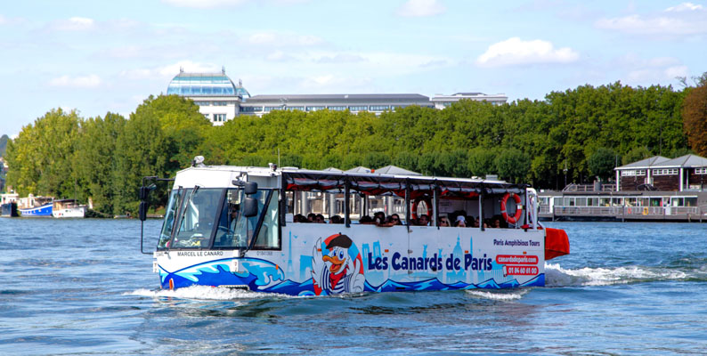 Le bus amphibie vogue sur la Seine - © Les Canards de Paris
