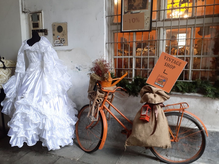 Boutique rétro rue Josefa près du café Mleczarnia, un petit coin de charme où l'on se sent loin de tout... - © Catherine Gary Boutique rétro rue Josefa près du café Mleczarnia, un petit coin de charme où l'on se sent loin de tout... - © Catherine Gary