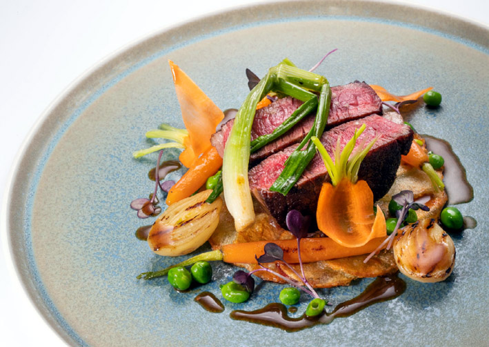 Filet de Bœuf accompagné de Pommes de terre Anna, d’oignons et de carottes caramélisées - © Terre Blanche Hotel