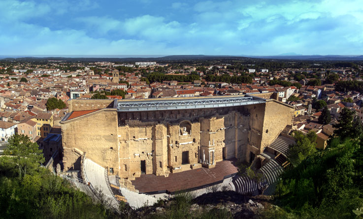 Vue d'ensemble de la ville surplombée par le Théâtre antique - © DR