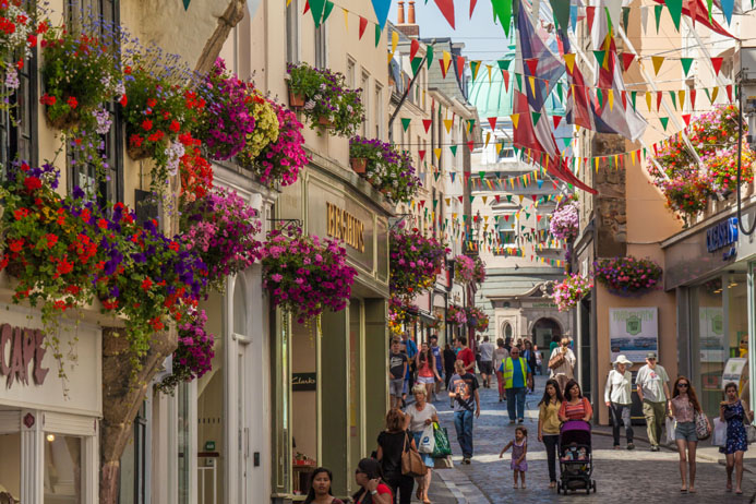 rue fleurie de St Peter Port - © Office de Tourisme de Guernesey