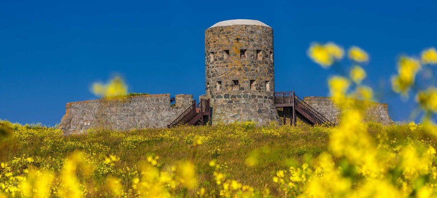 Rousse Tower construite au XIXe siècle pour défendre l'île contre la menace d'une invasion française. - © Office de Tourisme de Guernesey Rousse Tower construite au XIXe siècle pour défendre l'île contre la menace d'une invasion française. - © Office de Tourisme de Guernesey