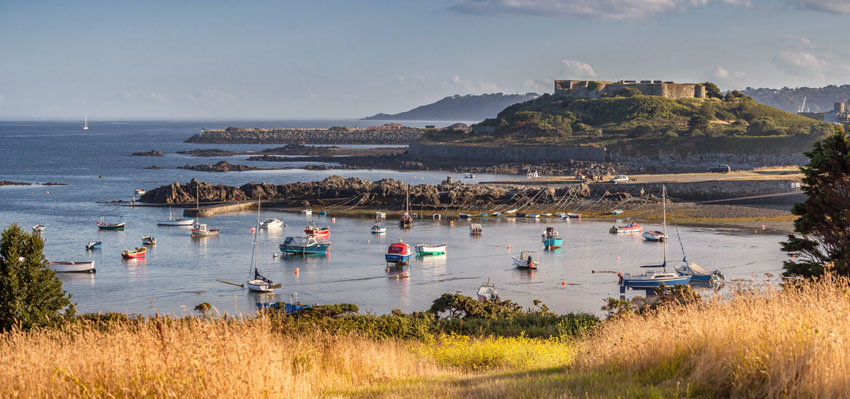 Vue sur Vale Castle depuis Bordeaux Harbour - © Office de Tourisme de Guernesey