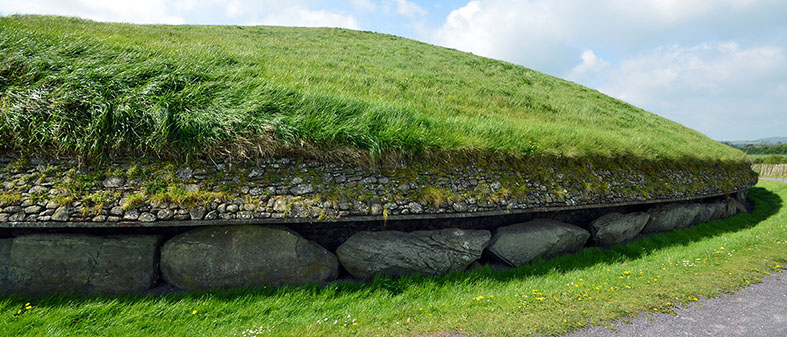 Newgrange a été construit autour de 3200 avant JC, soit près de 600 ans avant la grande pyramide de Gizeh en Égypte et près de 1 000 ans avant Stonehenge en Angleterre. Photo David Raynal