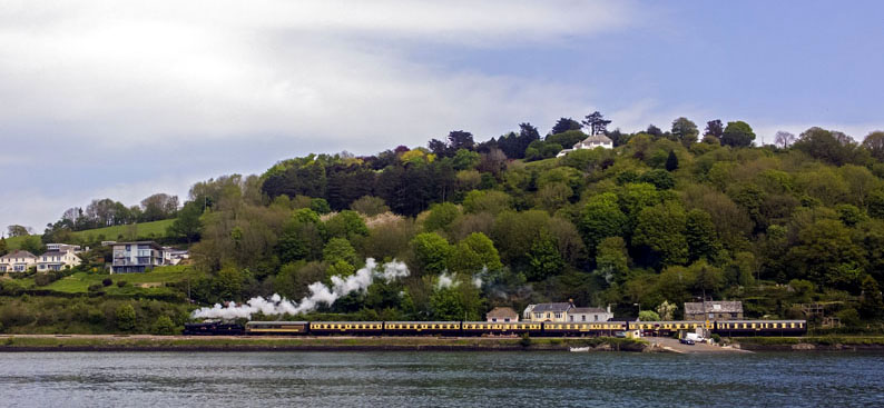 Le train à vapeur de Paignton à Dartmouth passant devant l'estuaire de la rivière Dart - © Sail la Manche Le train à vapeur de Paignton à Dartmouth passant devant l'estuaire de la rivière Dart - © Sail la Manche