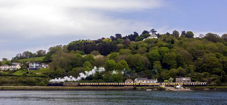 Le train à vapeur de Paignton à Dartmouth passant devant l'estuaire de la rivière Dart - © Sail la Manche