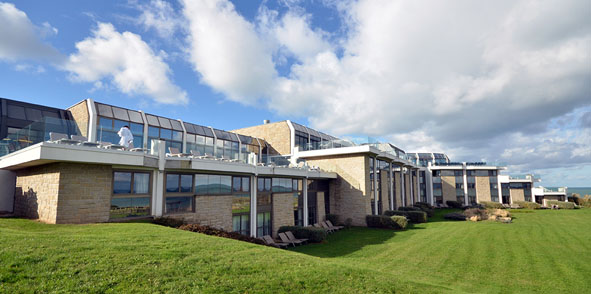 « Dès que nous le pouvons, nous n’hésitons pas à jouer la carte des produits locaux avec l’eau de Plancoët, les yaourts Malo ou les huitres de Cancale au petit déjeuner » explique Marie-Claire Belien la directrice générale de l’établissement.  © D. Raynal « Dès que nous le pouvons, nous n’hésitons pas à jouer la carte des produits locaux avec l’eau de Plancoët, les yaourts Malo ou les huitres de Cancale au petit déjeuner » explique Marie-Claire Belien la directrice générale de l’établissement.  © D. Raynal