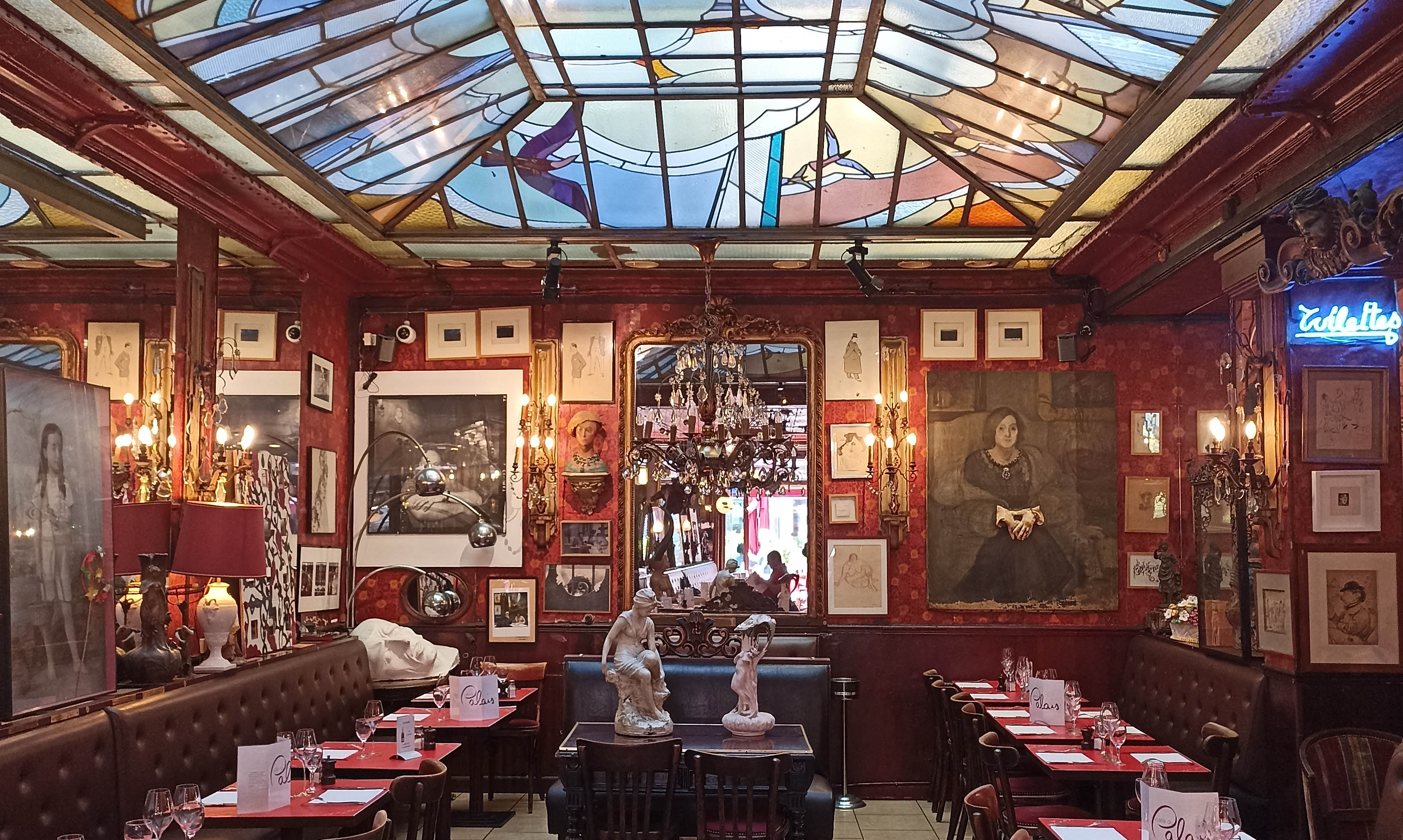 La salle du restaurant et sa magnifique verrière Art déco - © Hubert Gouleret La salle du restaurant et sa magnifique verrière Art déco - © Hubert Gouleret