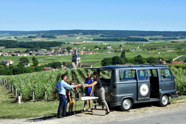 Apprenez à sabrer le champagne dans las vignes - © My Vintage Tour Company