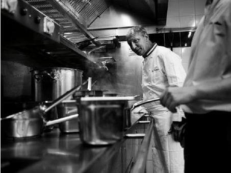 Eric Frechon en cuisine - © J.C. Amiel