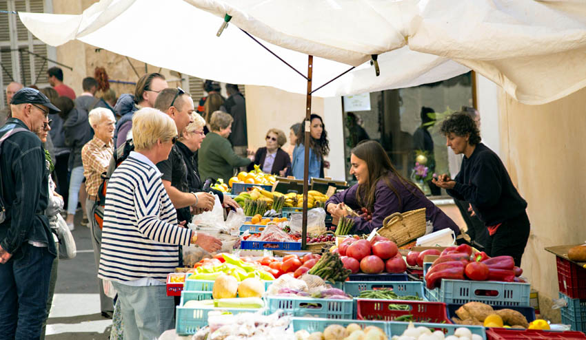 Sur le marché de Sineu - © DR