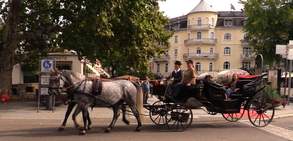 Promenade en calèche dans les rues de Baden Baden - © Jean-Louis Corgier Promenade en calèche dans les rues de Baden Baden - © Jean-Louis Corgier