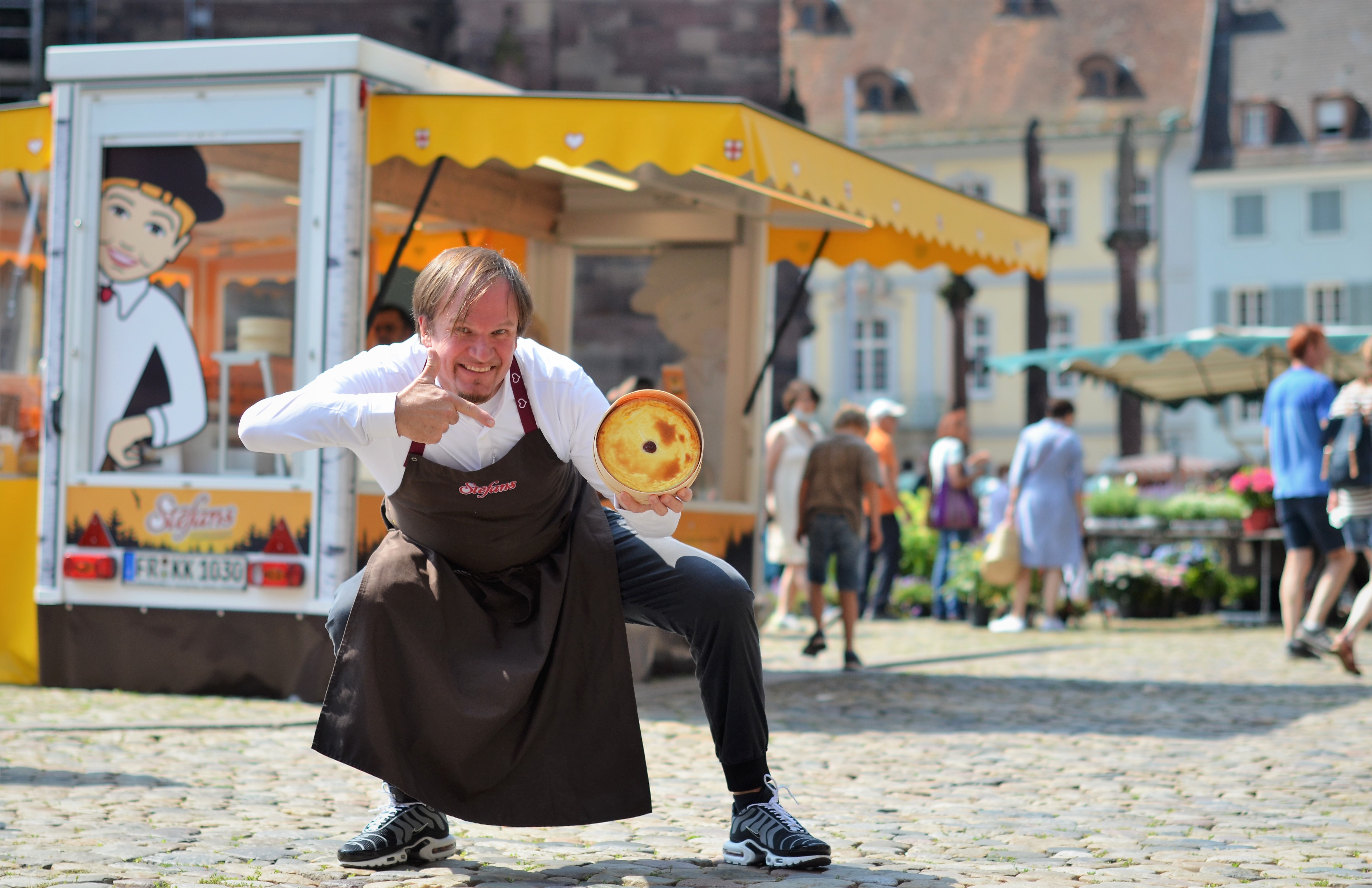 Stefan Linder présente son fameux cheesecake sur le marché de Fribourg - ©  DR