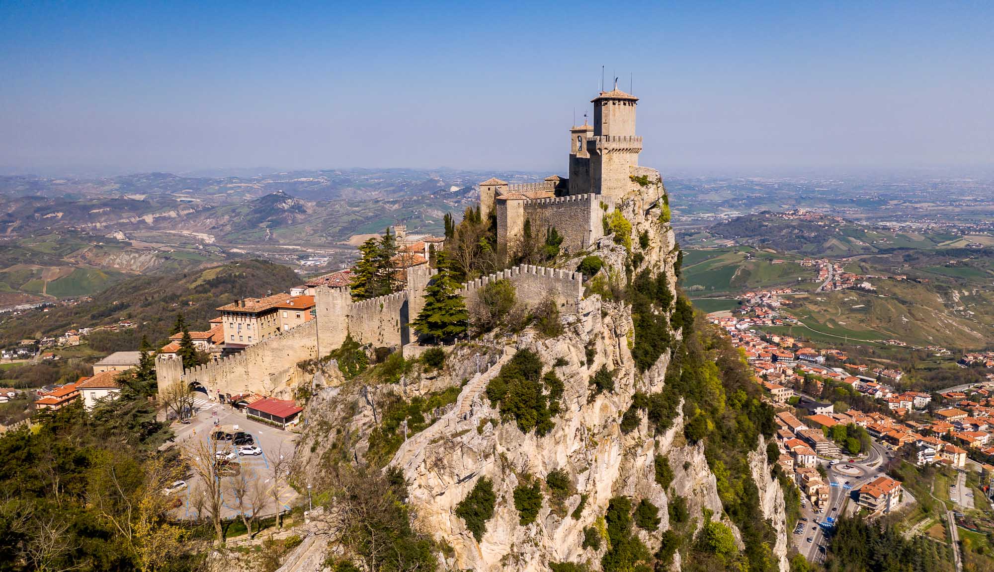 San Marino  et la tour Guaita, depuis le sommet du Mont Titano - © Visit San Marino San Marino  et la tour Guaita, depuis le sommet du Mont Titano - © Visit San Marino