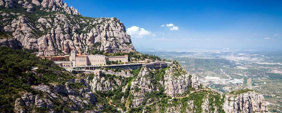 Abbaye bénédictine de Montserrat - © France Montgolfières