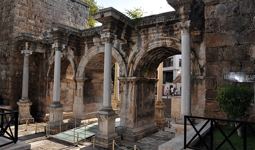 Porte de l'empereur romain Hadrien (117-138)  à Antalya - © Antalya Tourisme