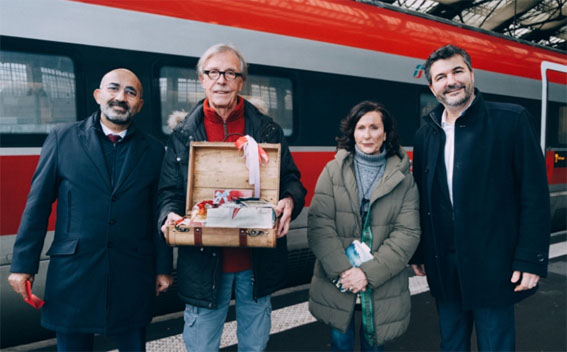 De gauche à droite : Roberto Rinaudo (Président de Trenitalia France), Daniel (gagnant accompagné de sa femme) et Fabrice Toledano (Directeur Marketing et Commercial de Trenitalia France) - © Trenitalia France