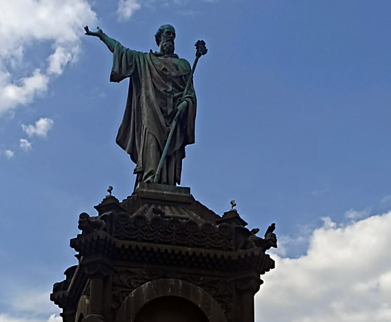 La statue d'Urbain II sur son piédestal place de la Victoire - © Hubert Gouleret