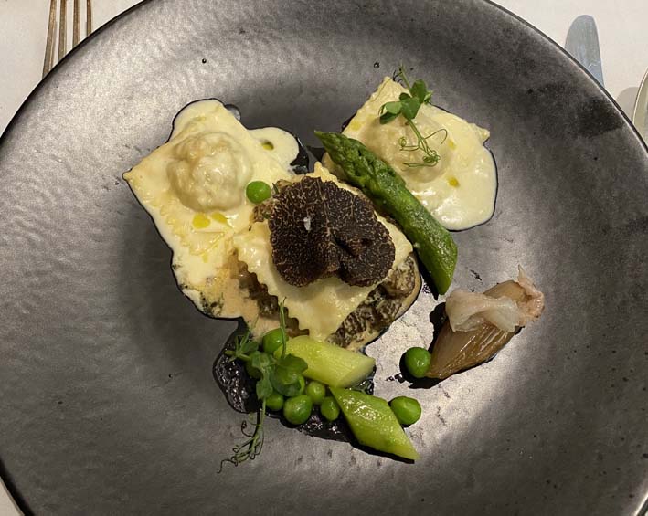 Ravioles de veau aux truffes , pois et asperges - © Sormani