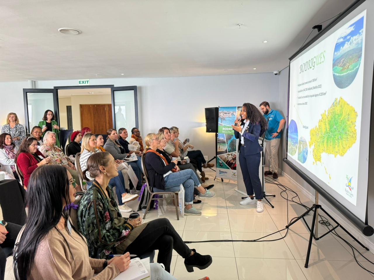 La directrice de l'Office du Tourisme de Rodrigues, le 8 avril dernier à Cape Town lors d'un atelier de travail avec un groupe d'agents de voyages - © Office du Tourisme de l'île Rodrigues La directrice de l'Office du Tourisme de Rodrigues, le 8 avril dernier à Cape Town lors d'un atelier de travail avec un groupe d'agents de voyages - © Office du Tourisme de l'île Rodrigues