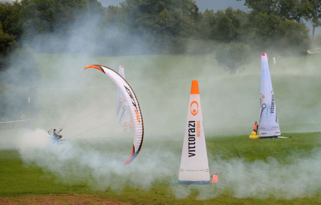 Démonstrations en paramoteur - © Alain Douce