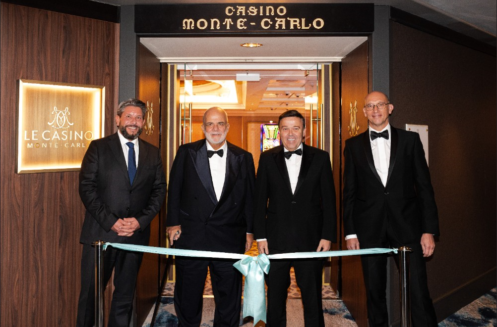 Stéphane Valeri, Président-Délégué de Monte-Carlo Société des Bains de Mer et Manfredi Lefebvre, Président Exécutif de A&K Travel Group Entourés de Bernie Leypold, Directeur Général des Opérations Crystal et Pascal Camia, Directeur du Développement International de Monte-Carlo Société des Bains de Mer - © Monte-Carlo Société des Bains de Mer Stéphane Valeri, Président-Délégué de Monte-Carlo Société des Bains de Mer et Manfredi Lefebvre, Président Exécutif de A&K Travel Group Entourés de Bernie Leypold, Directeur Général des Opérations Crystal et Pascal Camia, Directeur du Développement International de Monte-Carlo Société des Bains de Mer - © Monte-Carlo Société des Bains de Mer