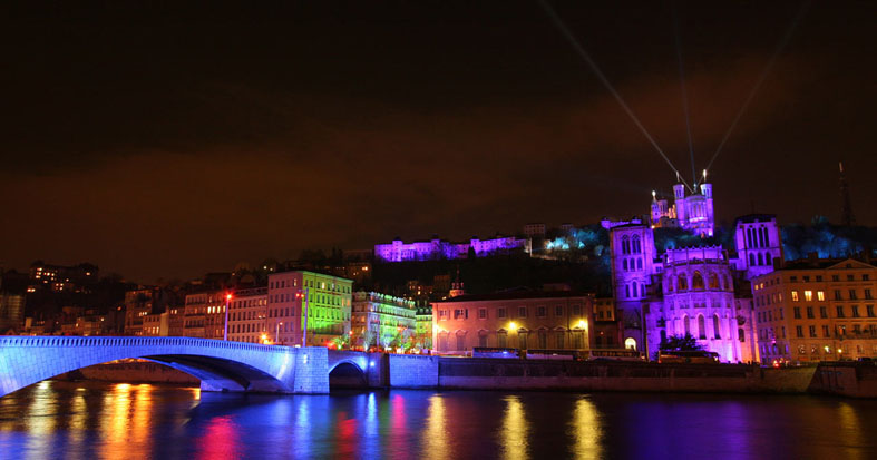 Vue sur la colline de Fourvière et la Basilique, depuis les quais de Saône
