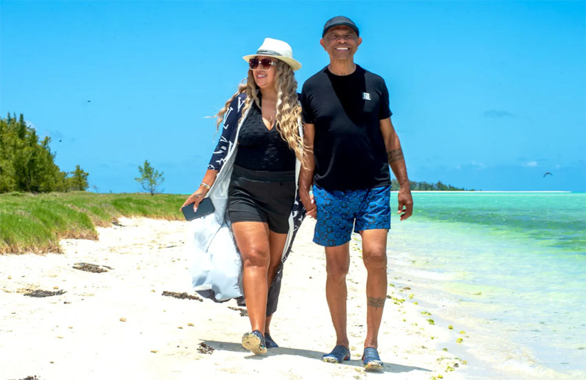 Francky et Aziza sur l'ïle aux Cocos, sanctuaire pour des milliers oiseaux migrateurs - © Joey Nicles Modeste
