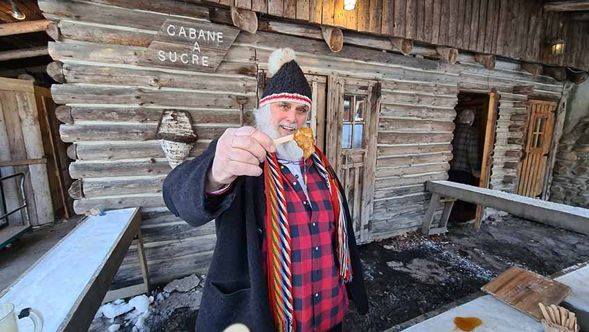 Pierre Faucher, ambassadeur autoproclamé de l’identité québécoise, devant sa cabane emblématique, " La Sucrerie de la Montagne"        - © David Raynal