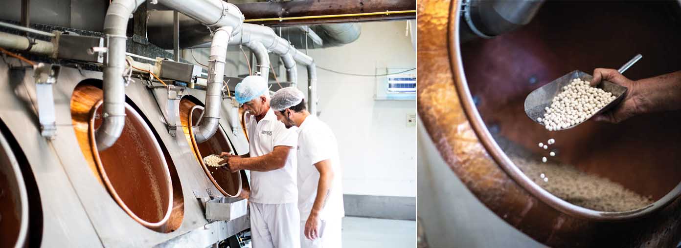 Fabrication avec un enrobage de sirop et d’huiles essentielles autour de la précieuse graine d’anis - © Claire-Jachymiak Fabrication avec un enrobage de sirop et d’huiles essentielles autour de la précieuse graine d’anis - © Claire-Jachymiak