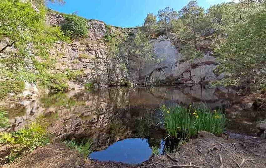 Anciennes carrières de pierre sur  le  GR 34 à Erquy - © Catherine Gary