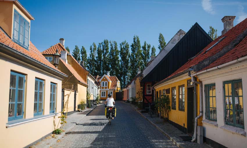 Sur l’île d’ Ærø, rues pavées et maisons colorées dans la ville de Ærøskøbing, appelée aussi « la ville des contes de fées » - © Michael Fiukowski et Sarah Moritz-large