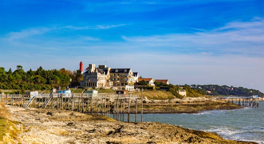 Le phare de Terre Nègre et les carrelets de Saint-Palais - © Thierry Avan
