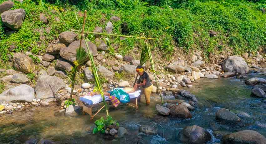 Massage aux pierres de rivière - © Discoverdominica