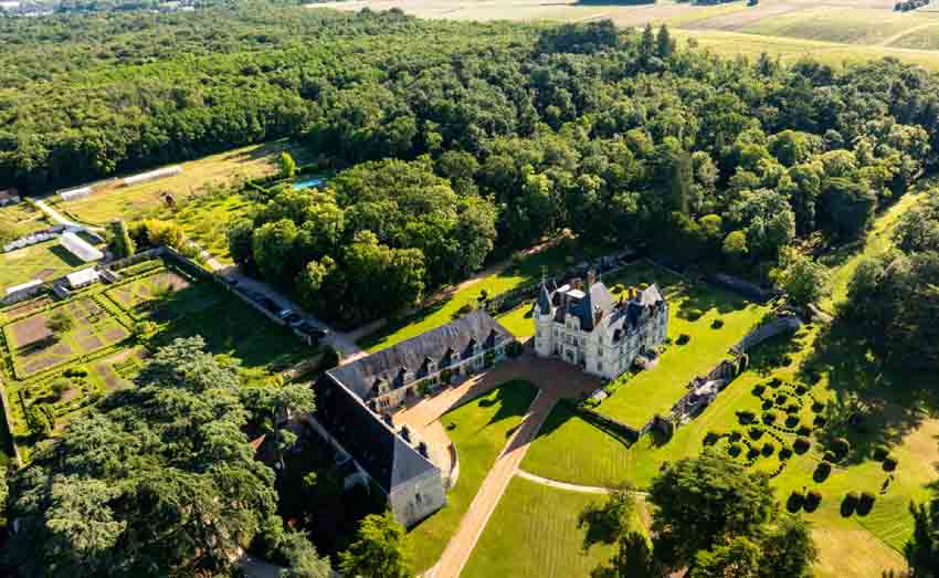 Vue d'ensemble du château, du parc et des jardins - © Borja Mérino