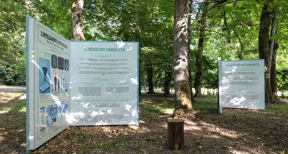 Balade-parcours dans le parc illustrée par les planches de Deyrolle, des vidéos et des installations techniques et artistiques -  © Catherine Gary