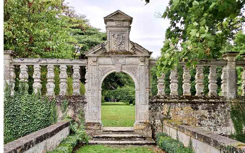 La porte d'entrée du parc dessinée par Léonard de Vinci - © Catherine Gary
