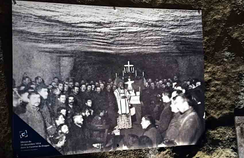 Messe du 24 décembre 1914 dans la Caverne du Dragon (d'après une photo d'époque) - © Hubert Gouleret