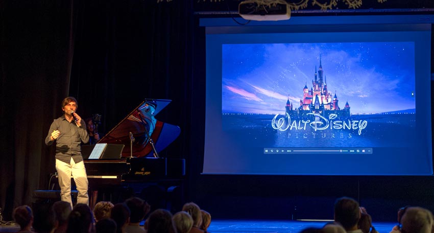 Eric Artz interprète au piano le Roi Lion - © Laurent Wangermez