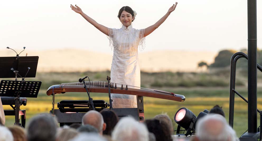 Xiaobo Zhang derrière son guzheng - © Laurent Wangermez