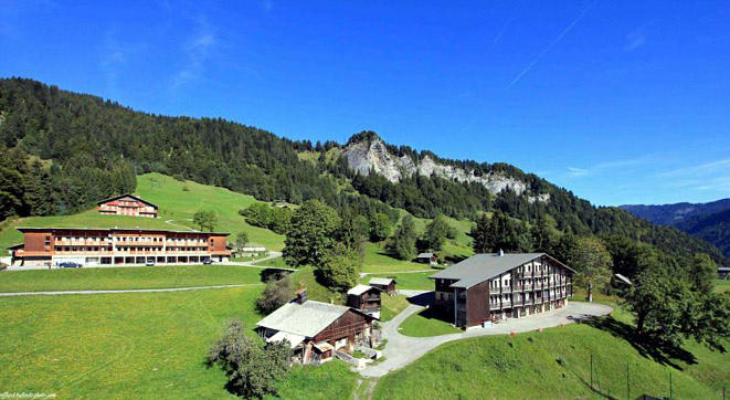 Les Balcons sont situés entre le Mont Blanc et la chaîne des Aravis à proximité de la station village de Flumet et de son bourg historique - © Balcons du Mont-Blanc