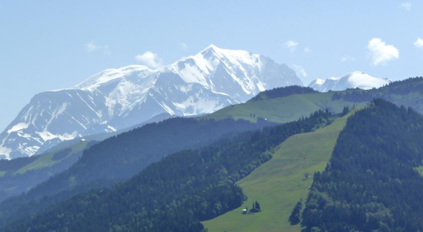 Avec l’arrivée de notre clientèle famille en juillet-août, nous mettons en place  les randonnées  l’été avec nos quatre accompagnateurs montagne salariés.@Balcons du Mont-Blanc